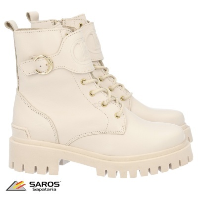 Botas bege claro com atacadores e fivela, sola grossa, fundo branco