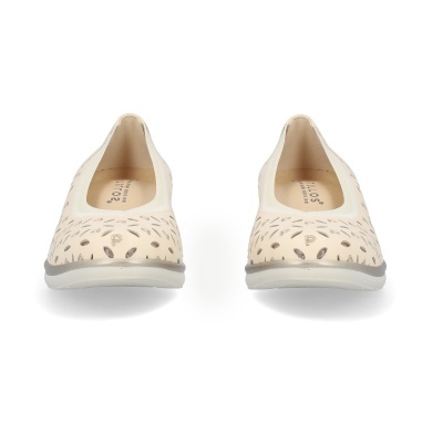 Par de sapatilhas bege com recortes decorativos e sola branca em fundo branco