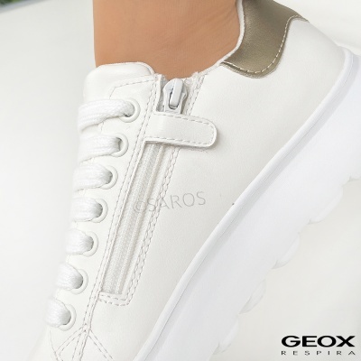 Sapatilha branca de couro com fecho lateral e detalhe dourado no calcanhar