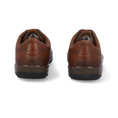 Par de sapatos castanhos em pele vistos de trás