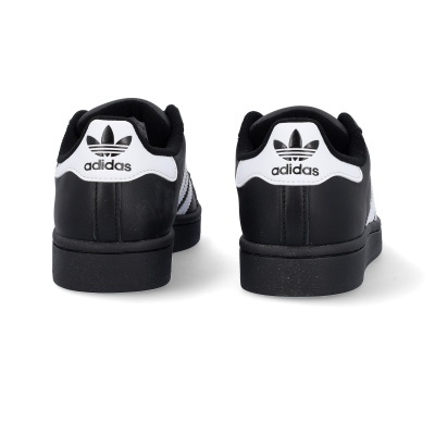 Sapatilhas Adidas pretas e brancas vistas de trás com logo Adidas