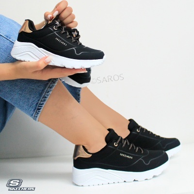 Ténis Skechers pretos com detalhes dourados e sola branca