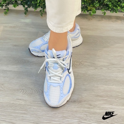 Ténis Nike branco e azul claro com sola branca e detalhes pretos