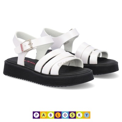 Sandálias brancas com sola preta espessa e fivela prateada em fundo branco