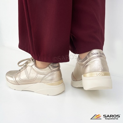 Ténis dourados metálicos com sola branca espessa e etiquetas 'New Look London' e 'LOVE'