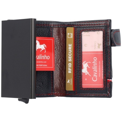 Carteira em pele preta com costuras vermelhas aberta mostrando cartões RFID e cartão Cavalinho