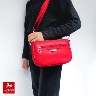 Mala de ombro vermelha em pele com alça e fecho zip