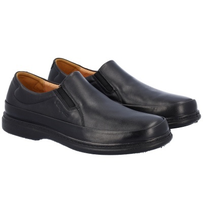 Sapatos pretos slip-on em couro com sola preta e elásticos laterais