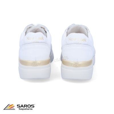 Sapatilhas brancas com detalhes dourados e textos 'New Look' e 'LOVE' vistas de trás