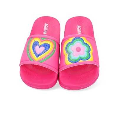 Chinelos cor-de-rosa com coração e flor coloridos nas tiras