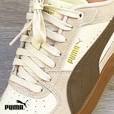 Sapata desportiva Puma creme e castanha com detalhe de atacadores e logo