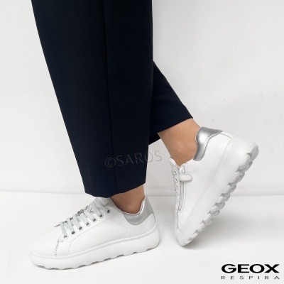 Ténis brancos com detalhes prateados e sola branca