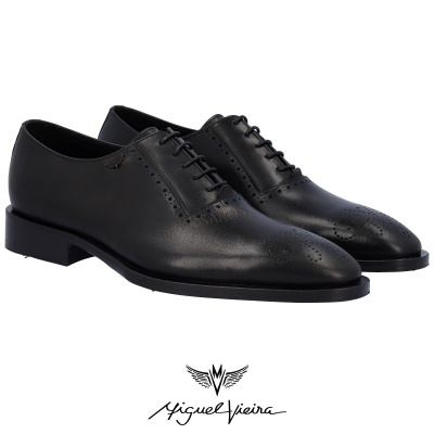 Sapatos pretos de couro com atacadores e detalhe perfurado