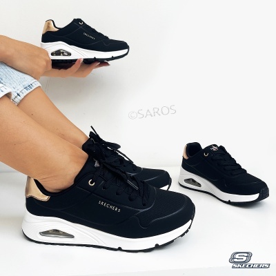 Ténis Skechers pretos com detalhes dourados e sola branca