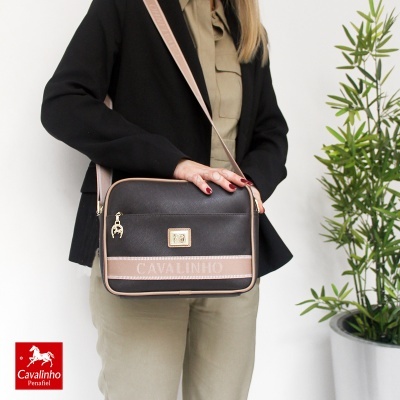 Mala tiracolo Cavalinho castanha e rosa claro, usada, com planta ao lado