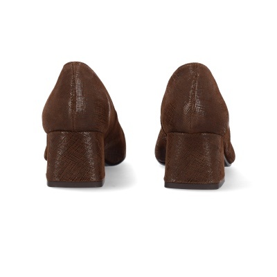 Sapatos de salto quadrado castanhos texturizados vistos de trás