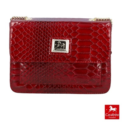 Bolsa senhora vermelha com padrão de pele de réptil e detalhes dourados
