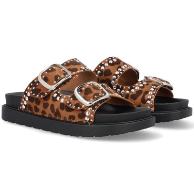 Sandálias animal print com tachas e fivelas prateadas sobre fundo branco