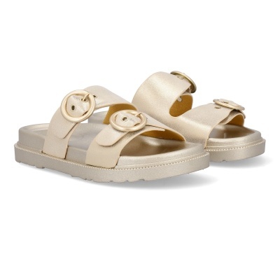 Sandálias douradas com duas tiras e fivelas redondas