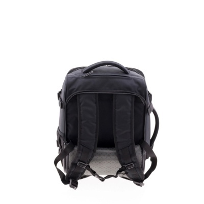 mochila preta vista de costas com alças acolchoadas