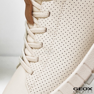 Sapatilha bege clara em pele perfurada com atacadores e sola robusta branca