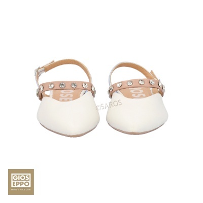 Sapatos rasos brancos com tira castanho e pedras brilhantes