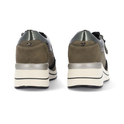 Ténis femininos verdes vista traseira, sola branca e detalhes metálicos.