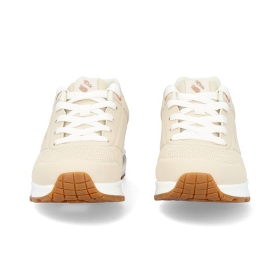 Sapatilhas desportivas bege com atacadores brancos, vista frontal