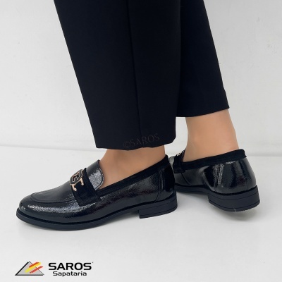 Sapatos mocassim pretos em verniz com detalhe metálico