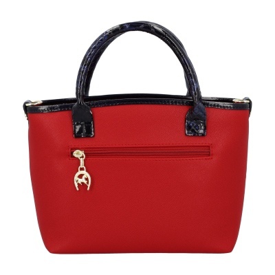 Mala de mão vermelha com alças pretas texturizadas e pendente dourado