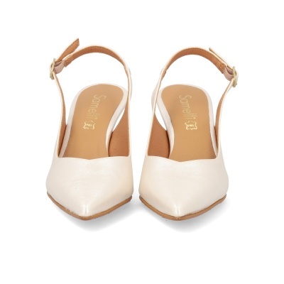 Sandálias femininas brancas com tiras camel e fivela dourada