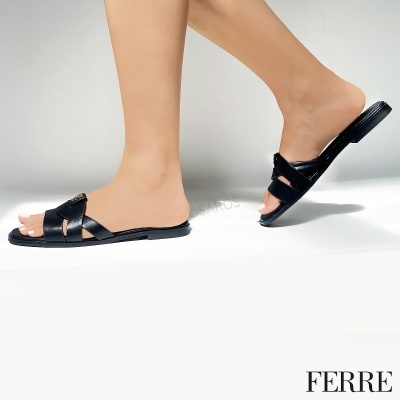 Sandálias rasas pretas com tiras cruzadas e sola fina