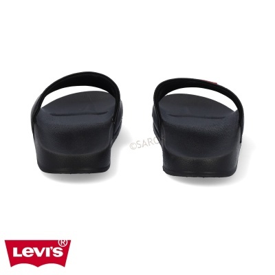 Chinelos pretos Levi's vistos de trás com logo Levi's