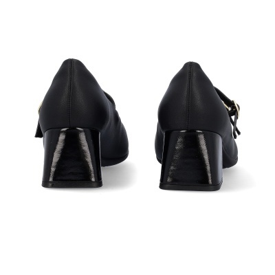 Sapatos pretos de salto médio quadrado em pele vistos de trás