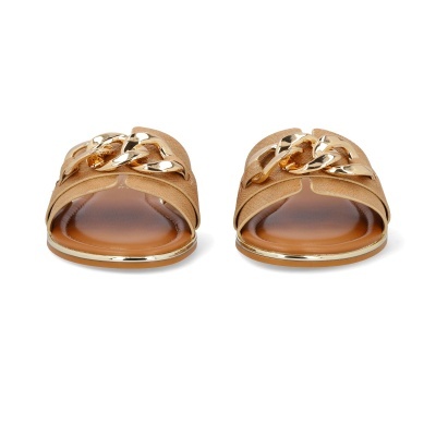 Sandálias caramelo com correntes douradas em fundo branco