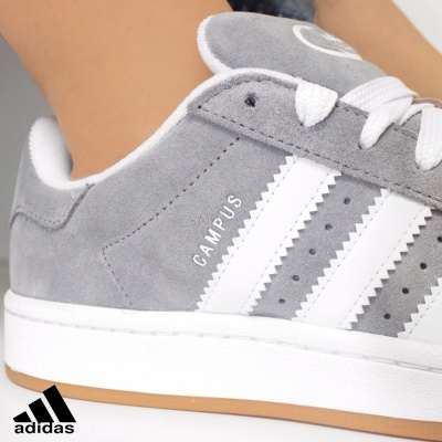 Ténis Adidas Campus cinzentos com riscas brancas e sola branca