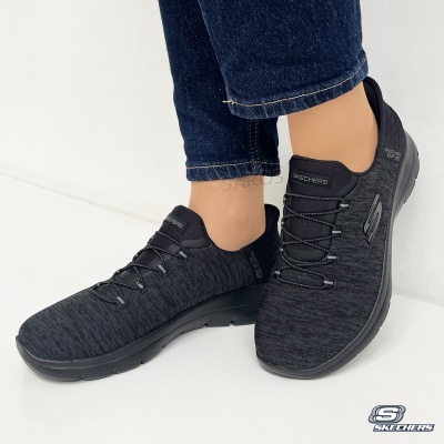 Sapatilhas Skechers pretas com tecido malha e sola preta