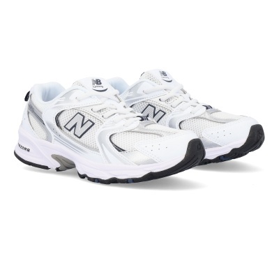 Sapatilhas desportivas New Balance brancas com detalhes cinzentos e pretos