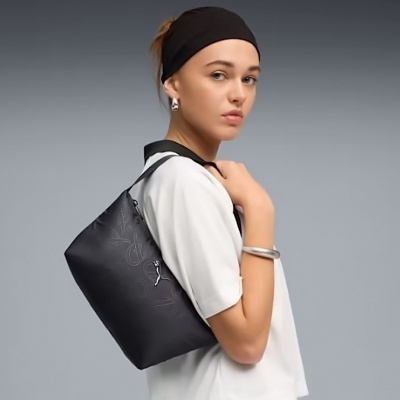 Mala preta de ombro com padrão suave e logótipo metálico