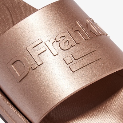 Sandália rosa metálico com texto D.Franklin em relevo