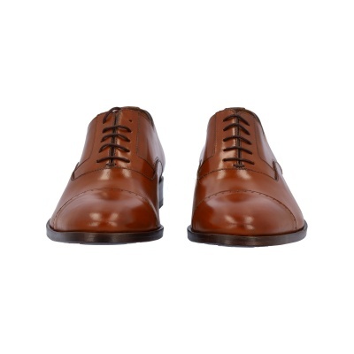 Sapatos sociais castanhos em pele com atacadores castanhos e sola preta