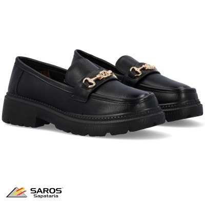 Sapatos mocassim pretos em couro com detalhes dourados e sola grossa