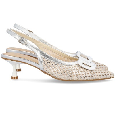 Sapatos slingback de salto médio em tecido trançado bege com detalhes prateados e fivela branca com texto FERRE