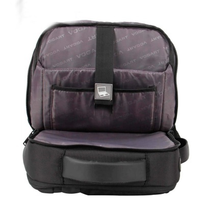 mochila preta aberta com compartimentos acolchoados