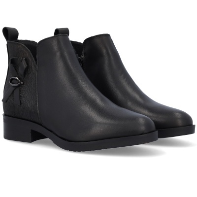 Botins pretos em couro com laço preto e detalhe de pedraria no calcanhar.