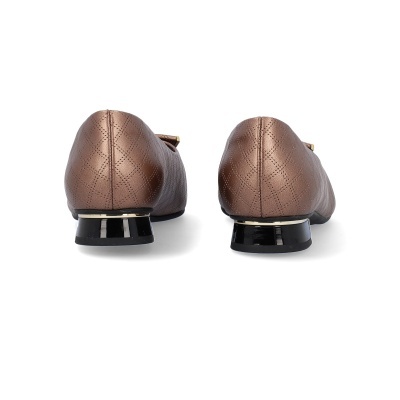 Sapatos femininos castanhos em couro com salto baixo preto e detalhe metálico vistos de trás