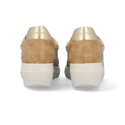 Sapatilhas castanhas claras com calcanhar dourado e sola branca vista de trás