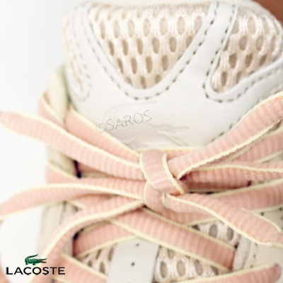 Ténis branco e bege com atacadores cor-de-rosa e detalhes em malha