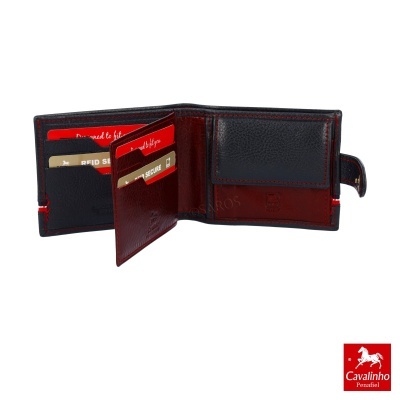 Carteira masculina em pele preta e castanha aberta com compartimentos para cartões