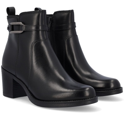 Botas de cano curto pretas em couro com salto médio e fivela